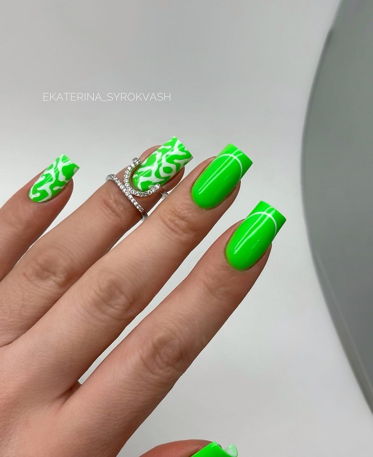 Смелый зеленый дизайн с тонкой улыбкой френча и анимал принтом на длинных квадратных ногтях