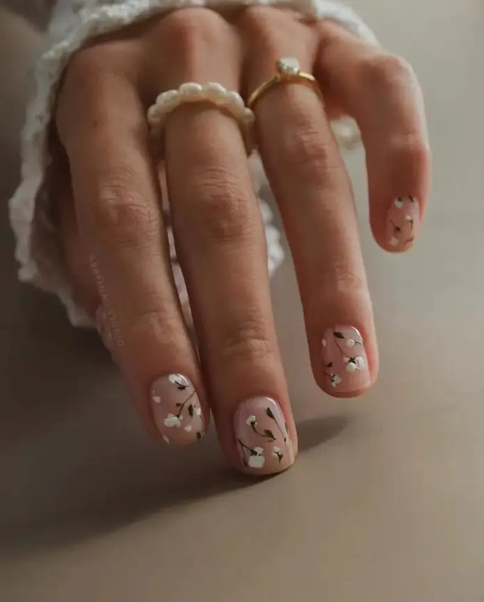Натуральные короткие ногти с цветочным узором