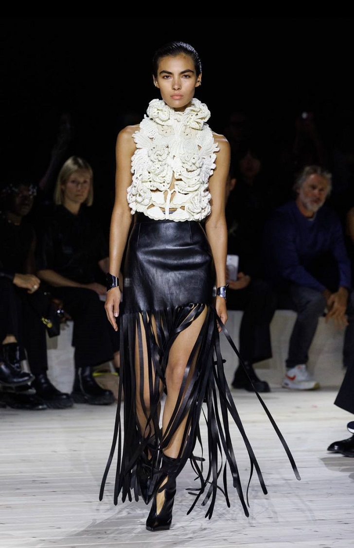 Топ с цветами и кожаная юбка с бахромой от Alexander McQueen