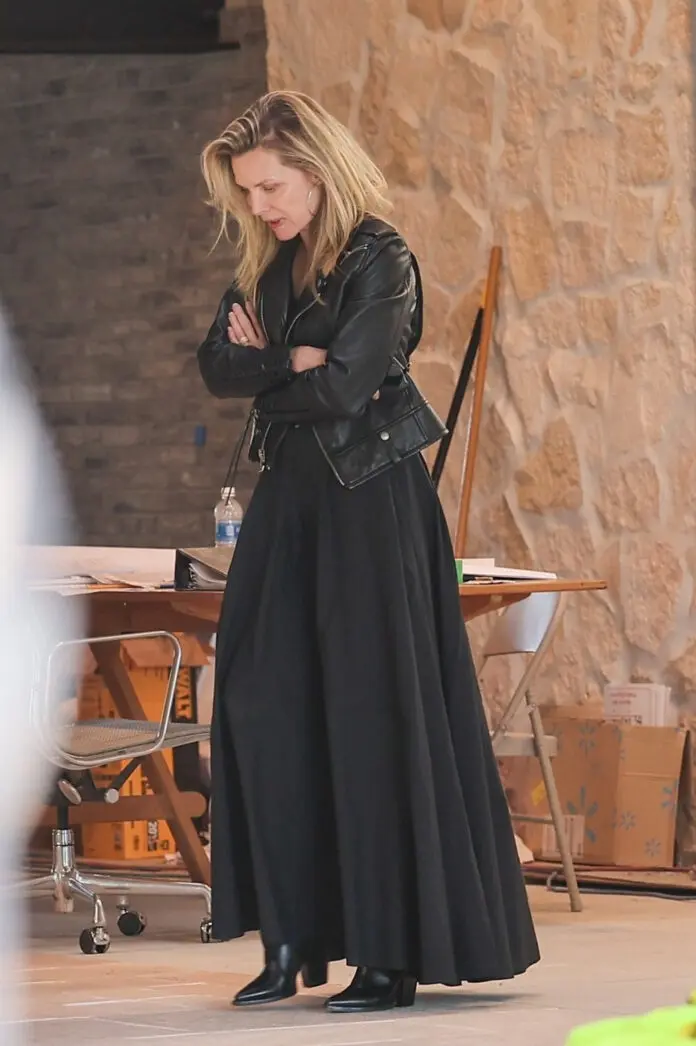 Мишель Пфайффер в черном стильном платье и куртке