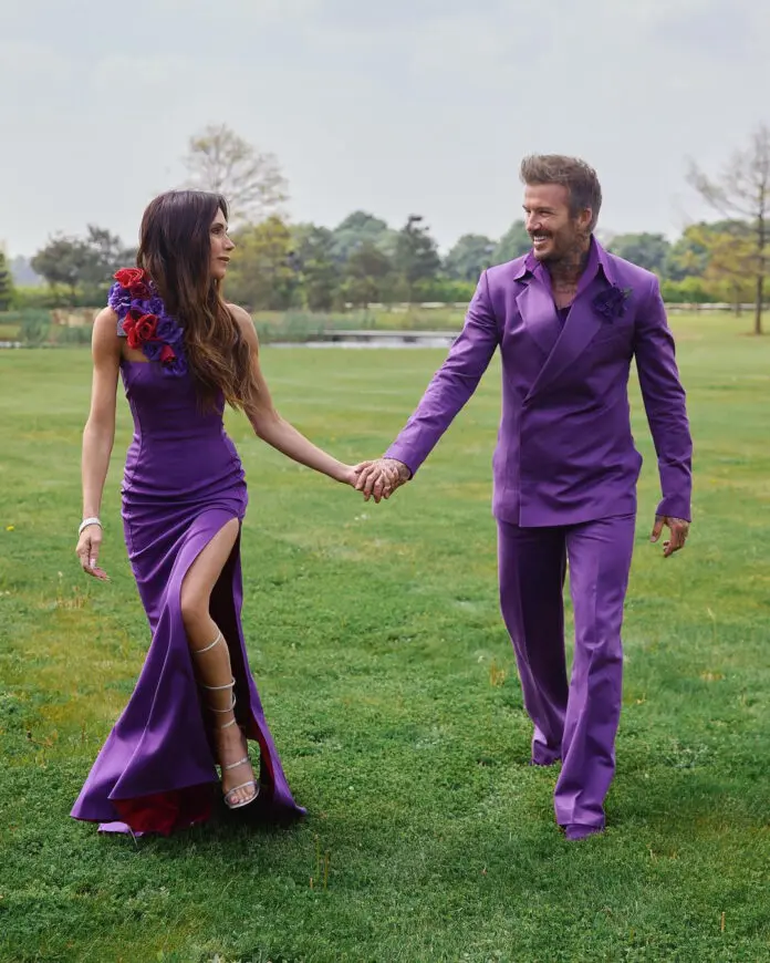 Виктория и Дэвид Бекхэм на совместном фото в фиолетовых костюмах