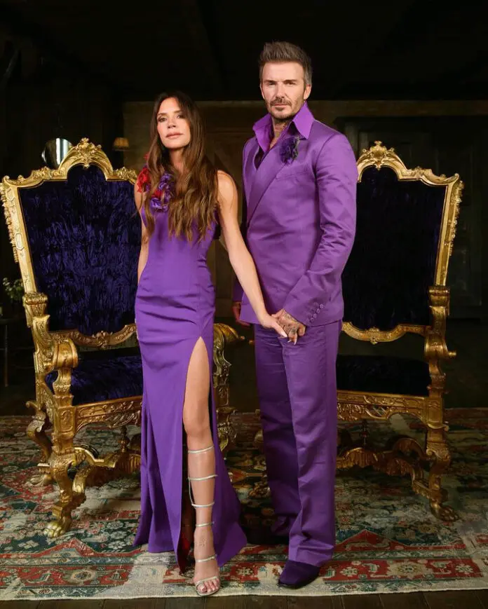 Виктория и Дэвид Бекхэм в фиолетовых нарядах позируют на серебряной свадьбе