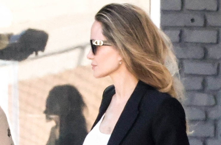 Выглядит безупречно: Анджелина Джоли появилась со своим младшим сыном